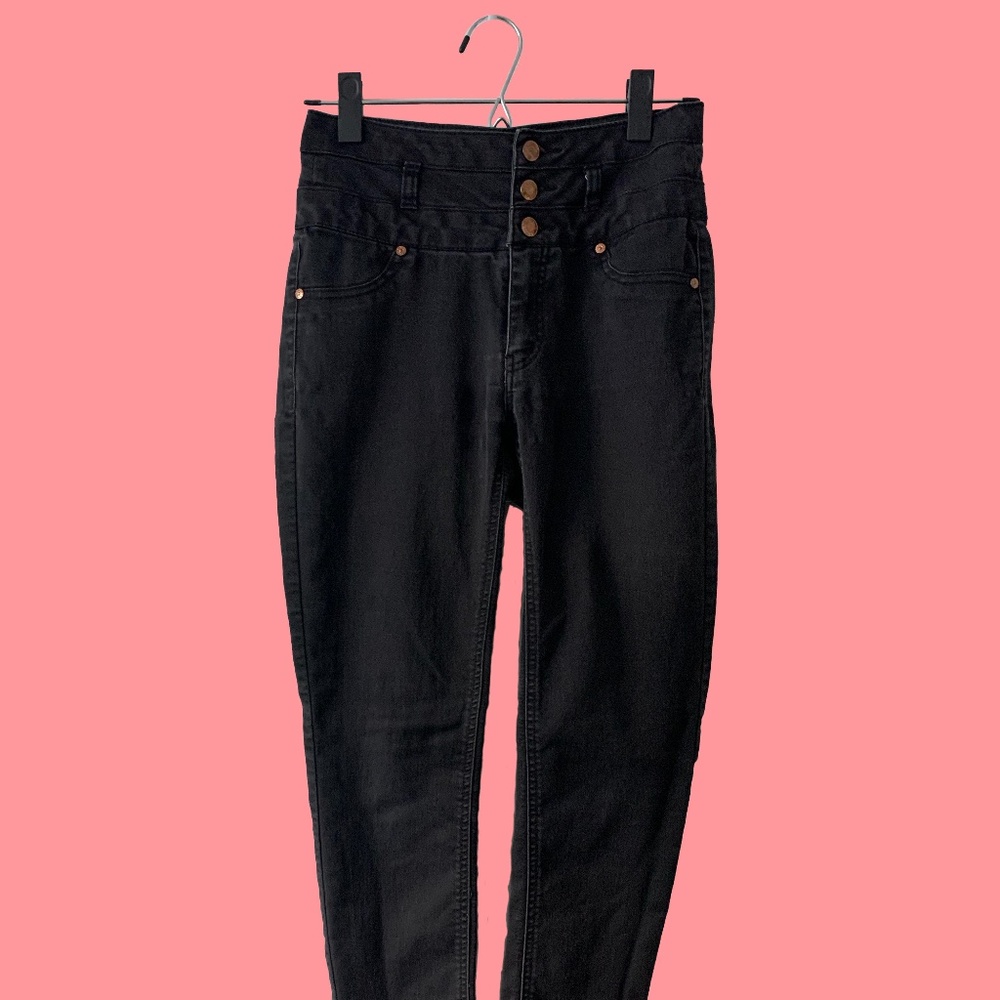 Black highwaisted jean